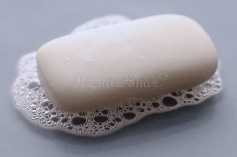 Immagine di sapone bianco con bolle in grigio.