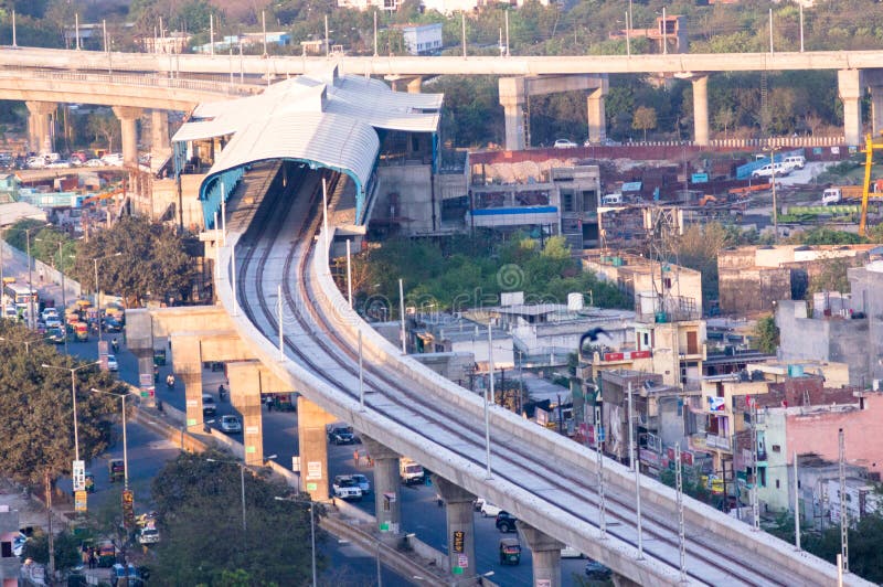 Sob a estação de metro da construção no meio da cidade foto de stock Sob a estação de metro da construção no meio da cidade foto de stock