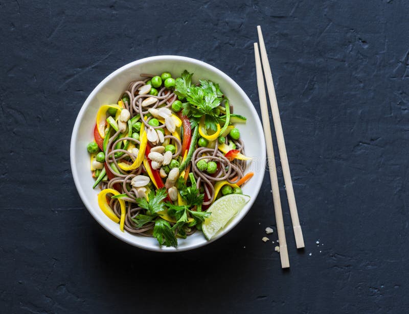 Sobanoedels van stootkussen Thaise groenten op donkere achtergrond, hoogste mening Gezond vegetarisch voedsel royalty-vrije stock fotografie Sobanoedels van stootkussen Thaise groenten op donkere achtergrond, hoogste mening Gezond vegetarisch voedsel royalty-vrije stock fotografie