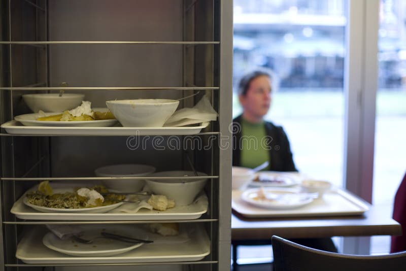 Sobras del alimento y placas sucias imágenes de archivo libres de regalías Sobras del alimento y placas sucias imágenes de archivo libres de regalías