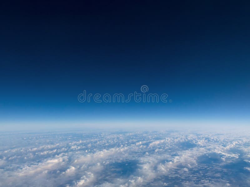 Sobre fondo del cielo azul de las nubes fotografía de archivo Sobre fondo del cielo azul de las nubes fotografía de archivo