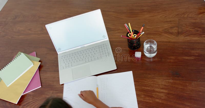 Sobrecarga da menina biracial tendo aula de laptop em casa espaço de cópia na tela em câmera lenta