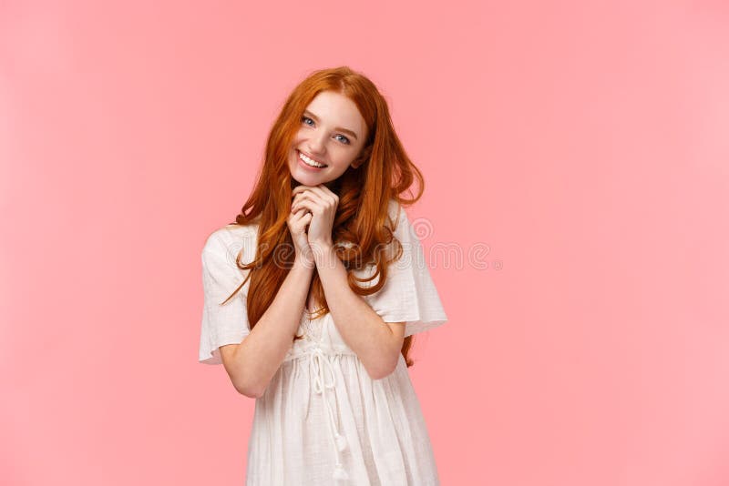 Relações, Pessoas Kawaii E Conceito Do Dia Dos Namorados Linda, Sensual E  Tenra Menina Ruiva De Vestido Branco Imagem de Stock - Imagem de namorada,  feliz: 169341593