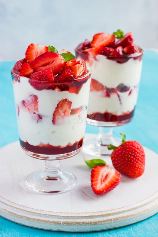 Sobremesa caseira com morango fresco, queijo creme e morango fotografia de stock