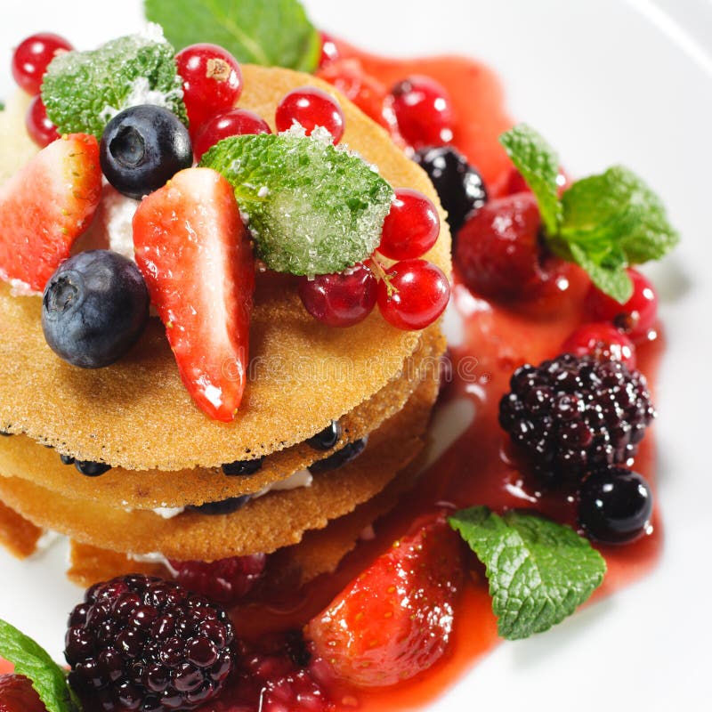 Sobremesa de Frutas Vermelhas foto de stock royalty free