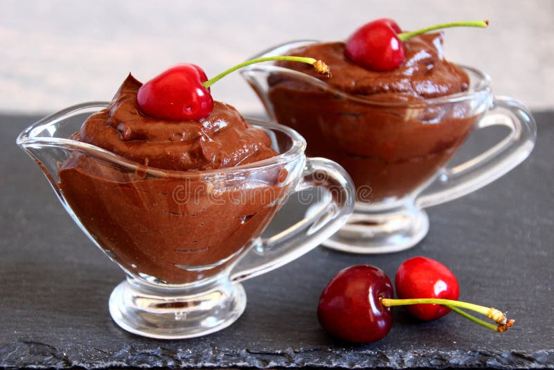 Sobremesa de creme do chocolate do abacate foto de stock Sobremesa de creme do chocolate do abacate foto de stock