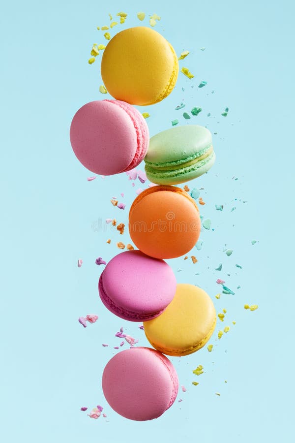 Sobremesa de Macaron Voo colorido dos bolinhos de amêndoa fotografia de stock royalty free
