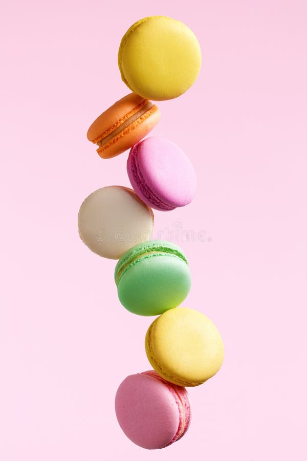 Sobremesa de Macaron Voo colorido dos bolinhos de amêndoa fotografia de stock royalty free