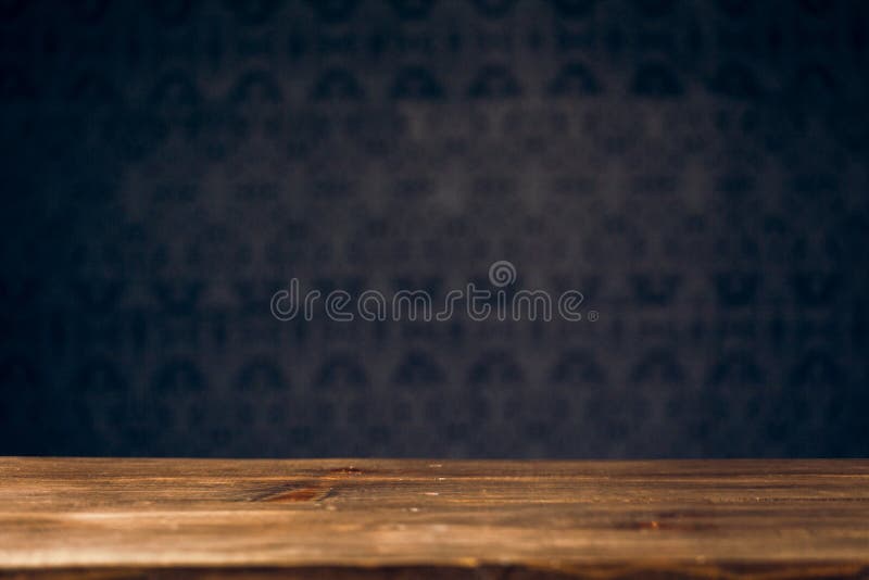 Sobremesa de madera de Bokeh del foco selectivo y fondo oscuro imagen de archivo libre de regalías Sobremesa de madera de Bokeh del foco selectivo y fondo oscuro imagen de archivo libre de regalías