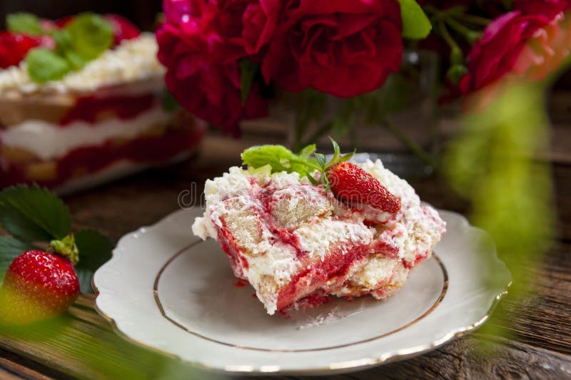 Sobremesa de tiramisu caseira com morango fresco doce e folhas de menta fotos de stock