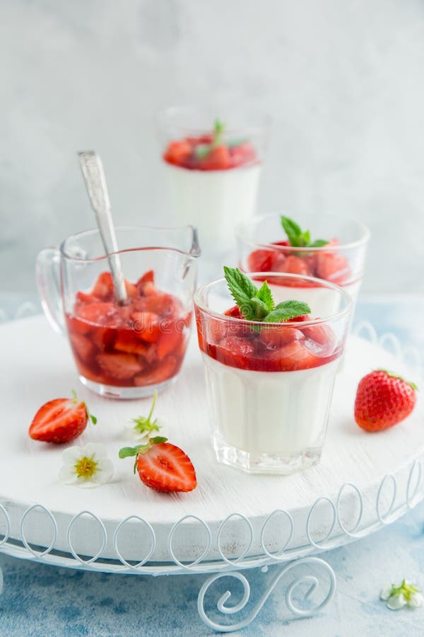 Sobremesa deliciosa com queijo creme e molho de morango imagens de stock