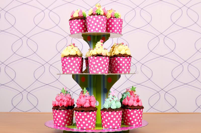 Sobremesa deliciosa doce dos queques na tabela imagens de stock