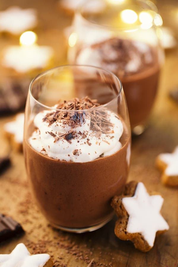 Sobremesa do chocolate do Natal servida no vidro