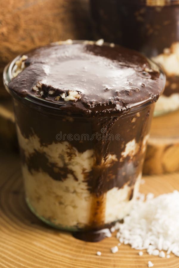 Sobremesa do coco com chocolate imagem de stock royalty free Sobremesa do coco com chocolate imagem de stock royalty free
