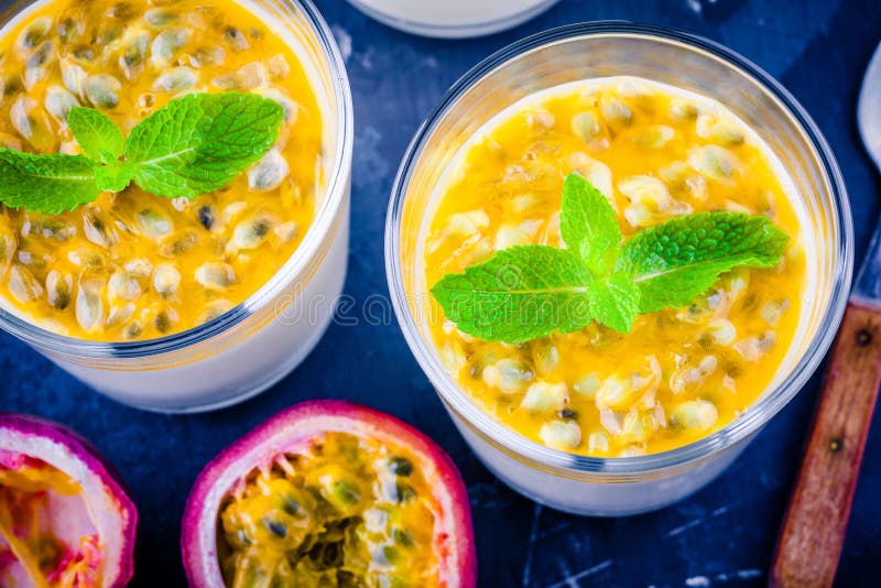 Sobremesa do cotta de Panna com fruto e hortelã de paixão fotografia de stock Sobremesa do cotta de Panna com fruto e hortelã de paixão fotografia de stock