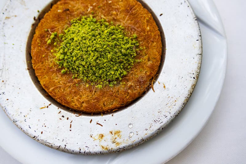 Künefe turco, uma sobremesa quente e cremosa do Sudeste imagem de stock