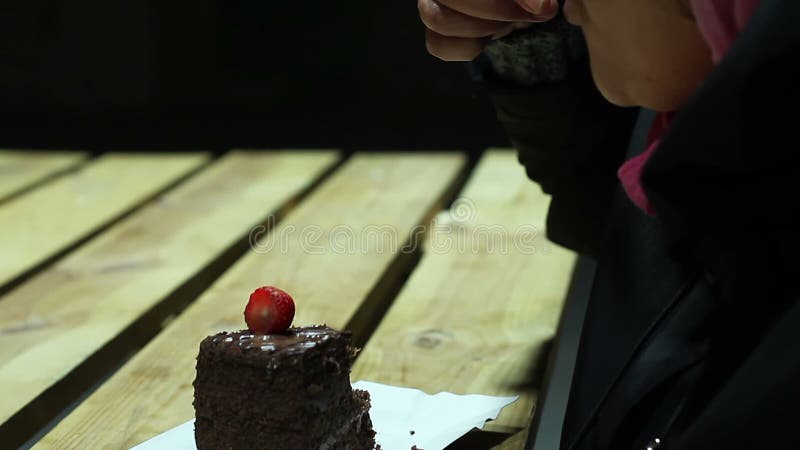 Sobremesa excesso de peso do chocolate do gosto da senhora, conforto que come, problemas com saúde