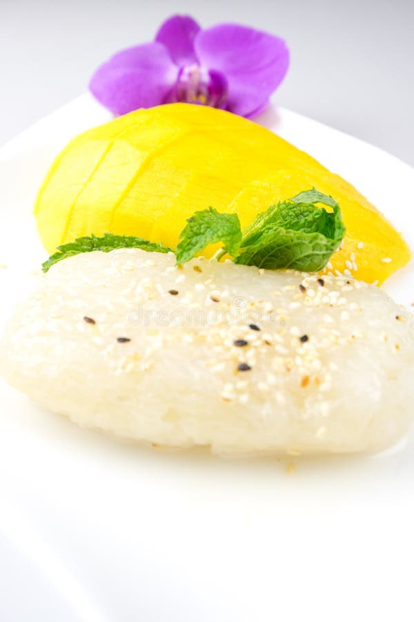 Sobremesa famosa da manga e do arroz pegajoso em Tailândia fotografia de stock Sobremesa famosa da manga e do arroz pegajoso em Tailândia fotografia de stock