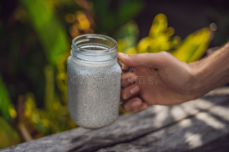 Sobremesa mergulhada saudável com pudim do chia em um frasco de pedreiro na oxidação fotografia de stock Sobremesa mergulhada saudável com pudim do chia em um frasco de pedreiro na oxidação fotografia de stock