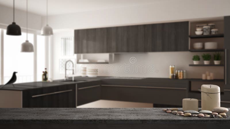 Sobremesa o estante de madera del vintage con las velas y los guijarros, humor del zen, sobre cocina minimalistic moderna borrosa fotos de archivo libres de regalías Sobremesa o estante de madera del vintage con las velas y los guijarros, humor del zen, sobre cocina minimalistic moderna borrosa fotos de archivo libres de regalías
