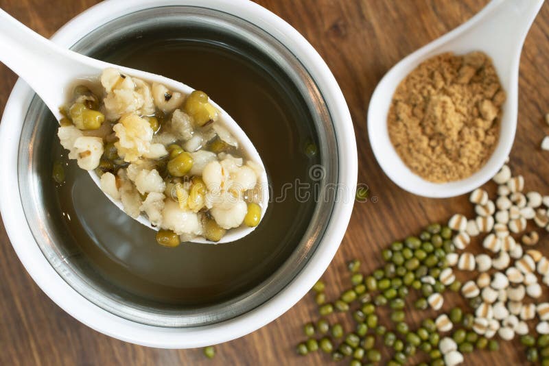 Sobremesa quente do estilo chinês com o feijão verde misturado com a fervura dos rasgos do ` s do trabalho imagem de stock Sobremesa quente do estilo chinês com o feijão verde misturado com a fervura dos rasgos do ` s do trabalho imagem de stock