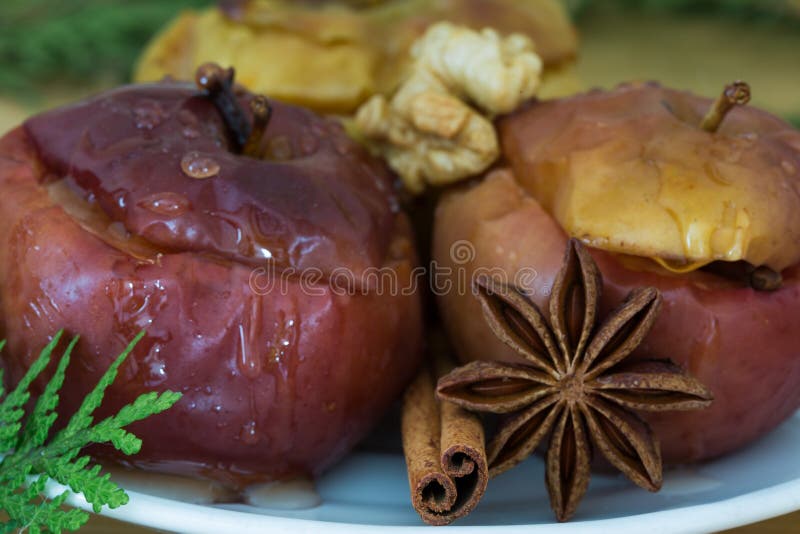 Sobremesa saboroso do Natal Maçãs cozidas com o st da canela e do anis foto de stock royalty free Sobremesa saboroso do Natal Maçãs cozidas com o st da canela e do anis foto de stock royalty free