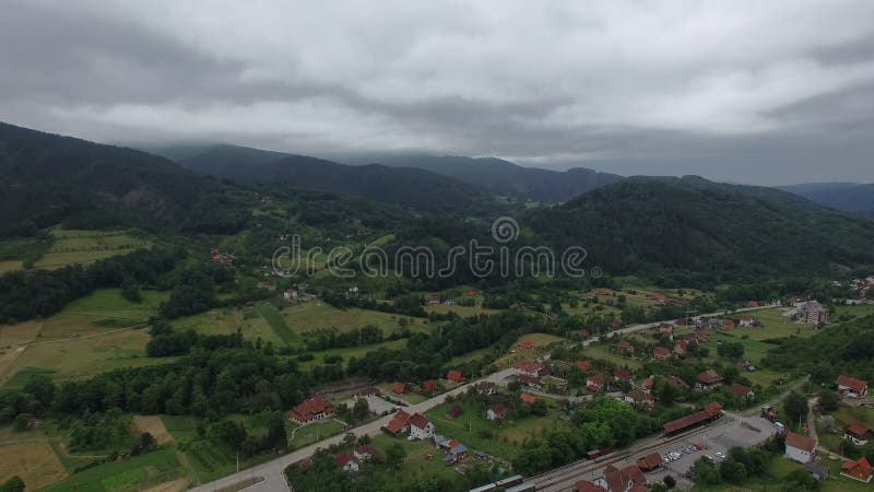 Sobrevolando un valle con casas de campo