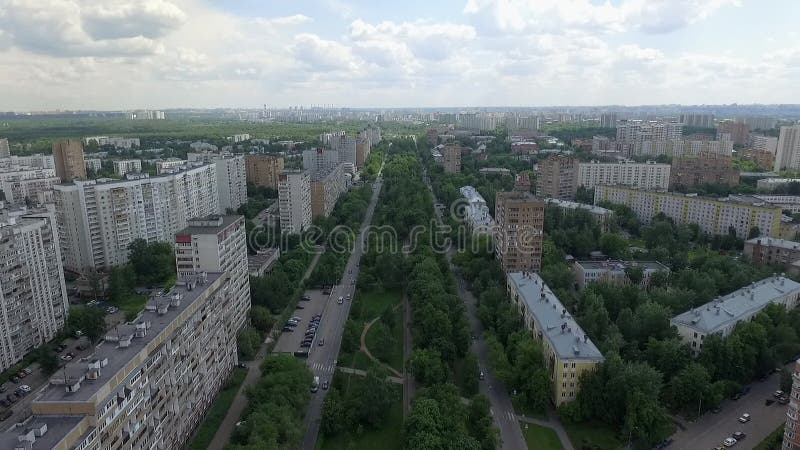 Sobrevolando una ciudad de verano