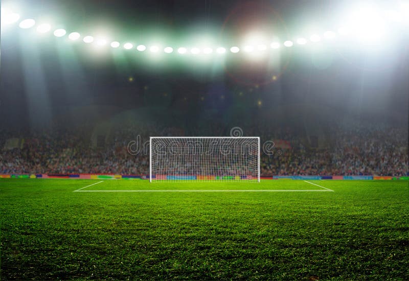 Pallone da calcio sul campo dello stadio con la luce.