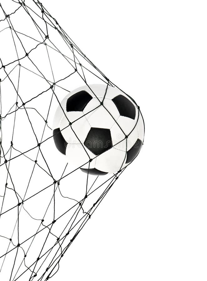 Pallone da calcio in porta di rete su uno sfondo bianco.