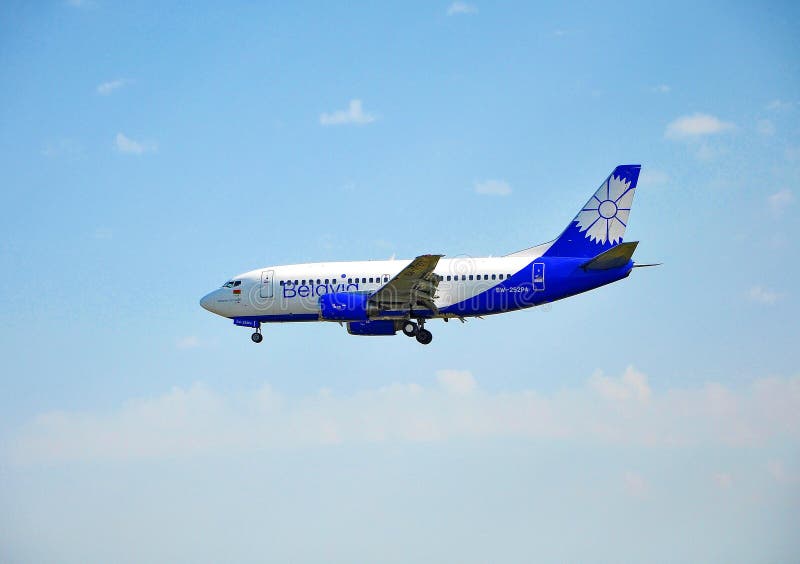 Sochi Adler, Ryssland - Oktober 8, 2018 - flygplan Boeing 737-500 EW-252PA av Belavia, vitryska flygbolag arkivbild Sochi Adler, Ryssland - Oktober 8, 2018 - flygplan Boeing 737-500 EW-252PA av Belavia, vitryska flygbolag arkivbild