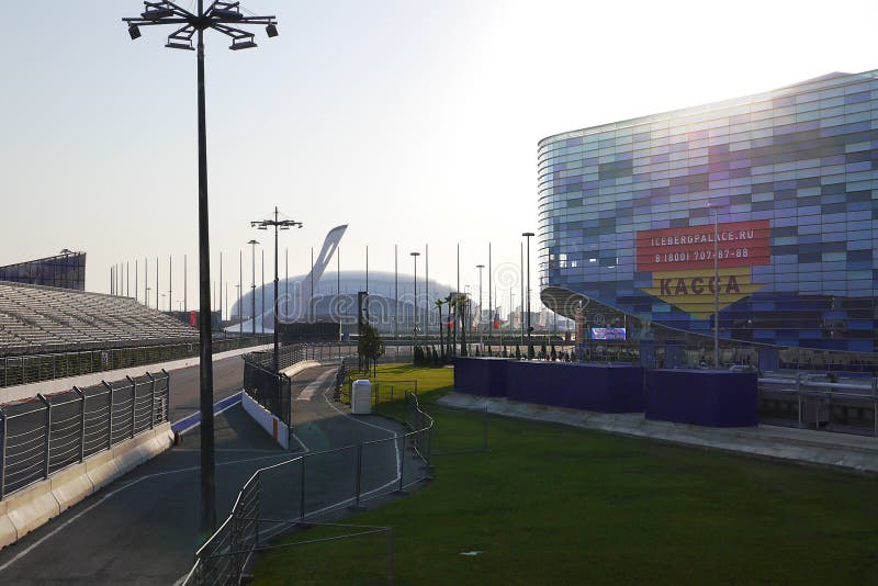 Sochi Autodrom, góra lodowa Łyżwiarski pałac, Olimpijski płomień przy zmierzchem Rosja obraz royalty free Sochi Autodrom, góra lodowa Łyżwiarski pałac, Olimpijski płomień przy zmierzchem Rosja obraz royalty free
