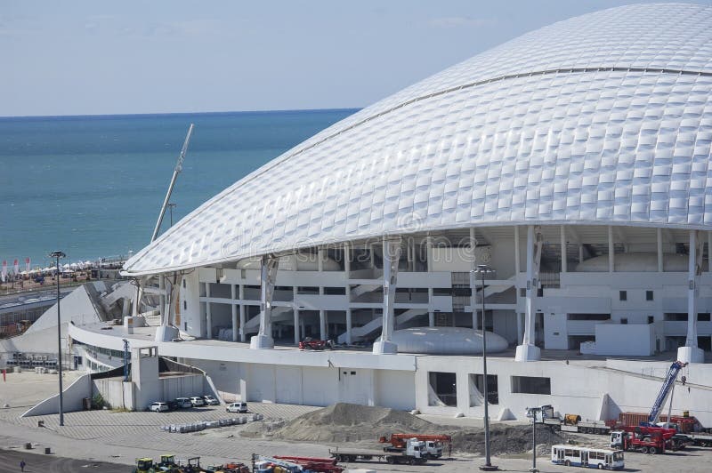 Sochi Rosja, Wrzesień, - 24: Stadion futbolowy Fischt przy Parkowym narządzaniem dla pucharu świata 2018 na Wrześniu 24, 2016 zdjęcie stock Sochi Rosja, Wrzesień, - 24: Stadion futbolowy Fischt przy Parkowym narządzaniem dla pucharu świata 2018 na Wrześniu 24, 2016 zdjęcie stock