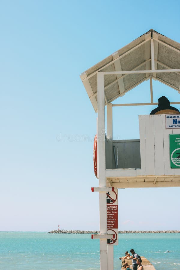 Sochi, Rusia - agosto, 05, 2019 Torre blanca de la cabina con el salvavidas en la orilla del Mar Negro fotos de archivo Sochi, Rusia - agosto, 05, 2019 Torre blanca de la cabina con el salvavidas en la orilla del Mar Negro fotos de archivo