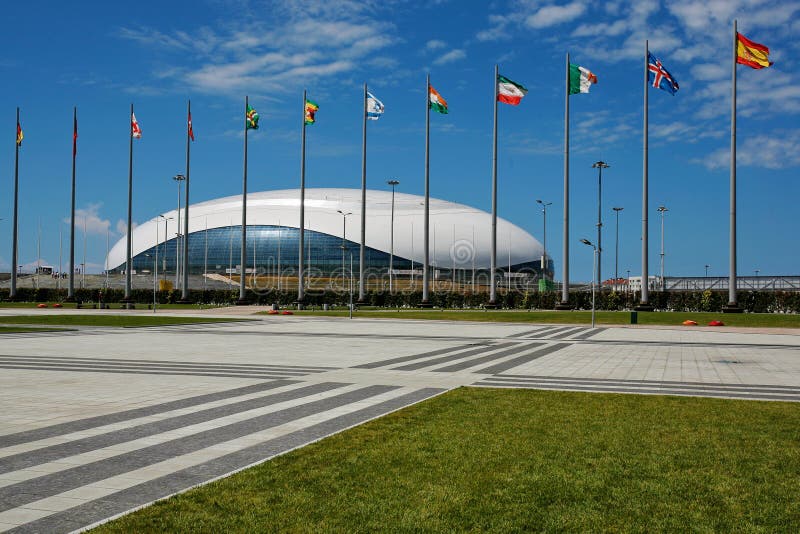 Sochi, Rusia - 5 de julio de 2016: El estadio del hockey en parque olímpico en Sochi foto de archivo libre de regalías Sochi, Rusia - 5 de julio de 2016: El estadio del hockey en parque olímpico en Sochi foto de archivo libre de regalías