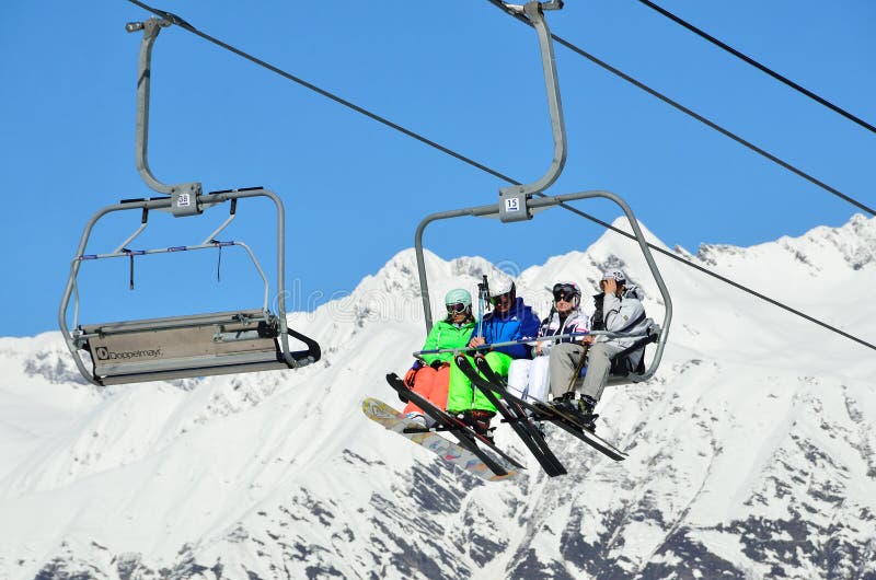 Sochi, Rusia, febrero, 29, 2016, gente se relaja en la estación de esquí Rosa Khutor imagenes de archivo Sochi, Rusia, febrero, 29, 2016, gente se relaja en la estación de esquí Rosa Khutor imagenes de archivo