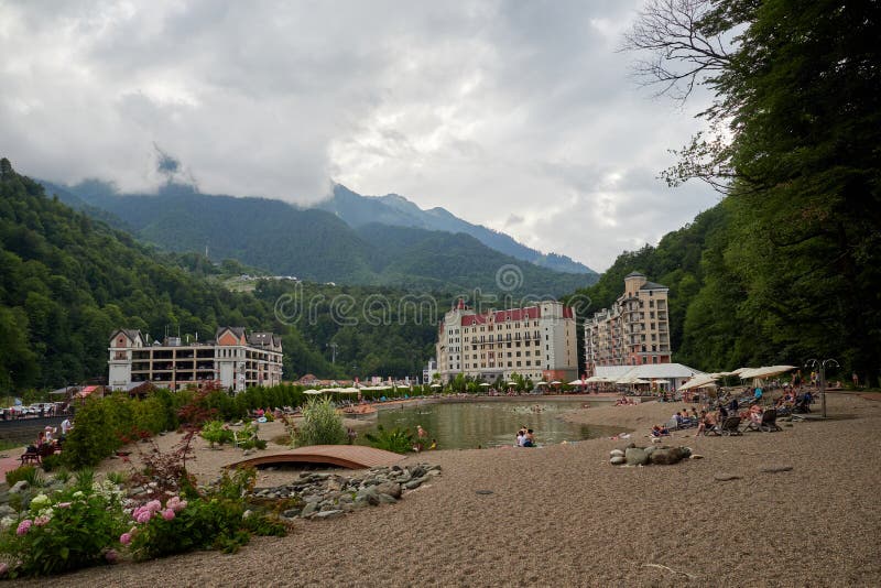 Sochi - russisches Feseration - 24. Juli 2017 - der Strand auf dem künstlichen Teich des Erholungsortes Rosa Khutor lizenzfreie stockfotografie Sochi - russisches Feseration - 24. Juli 2017 - der Strand auf dem künstlichen Teich des Erholungsortes Rosa Khutor lizenzfreie stockfotografie
