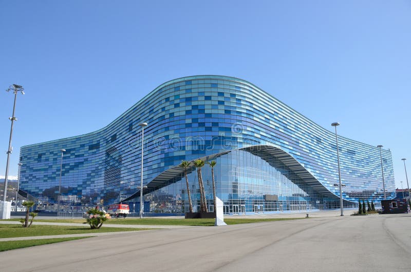 Sochi, Rússia, março, 01, 2016, iceberg do palácio do gelo no parque olímpico de Sochi imagem de stock royalty free Sochi, Rússia, março, 01, 2016, iceberg do palácio do gelo no parque olímpico de Sochi imagem de stock royalty free