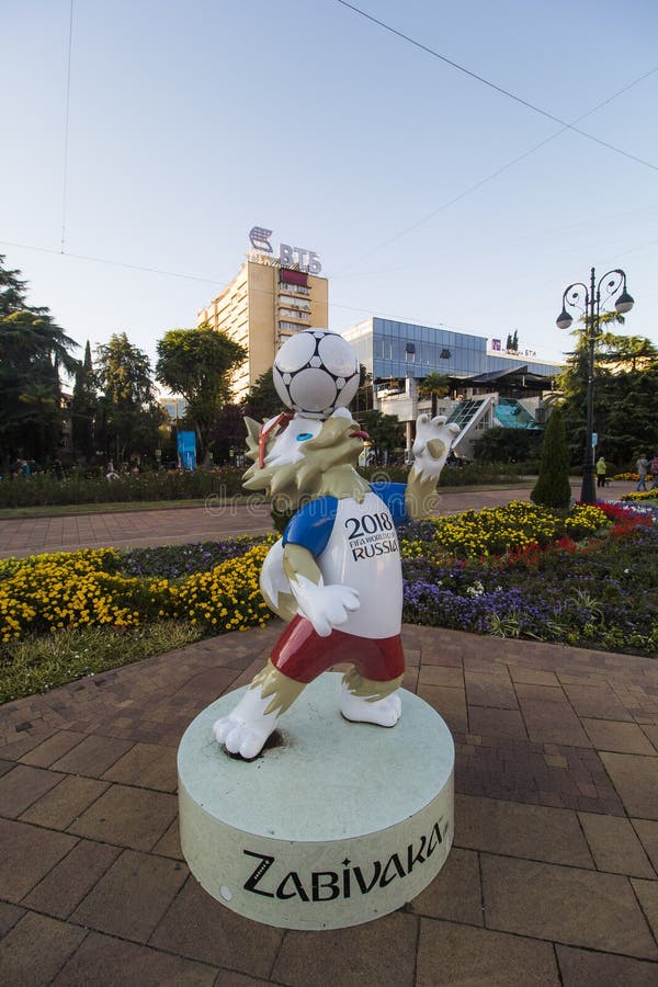 SOCHI, RÚSSIA, OUTUBRO, 15, 2017: Lobo de Zabivaka - mascote do campeonato do mundo 2018 Krai de Krasnodar, Rússia foto de stock royalty free SOCHI, RÚSSIA, OUTUBRO, 15, 2017: Lobo de Zabivaka - mascote do campeonato do mundo 2018 Krai de Krasnodar, Rússia foto de stock royalty free