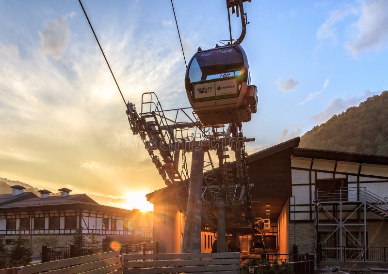 Sochi, Ρωσία - 8 Αυγούστου 2013: Cableway χαμηλότερος σταθμός ανελκυστήρων γονδολών στο θέρετρο βουνών της Rosa Khutor στο ηλιοβα στοκ εικόνα Sochi, Ρωσία - 8 Αυγούστου 2013: Cableway χαμηλότερος σταθμός ανελκυστήρων γονδολών στο θέρετρο βουνών της Rosa Khutor στο ηλιοβα στοκ εικόνα