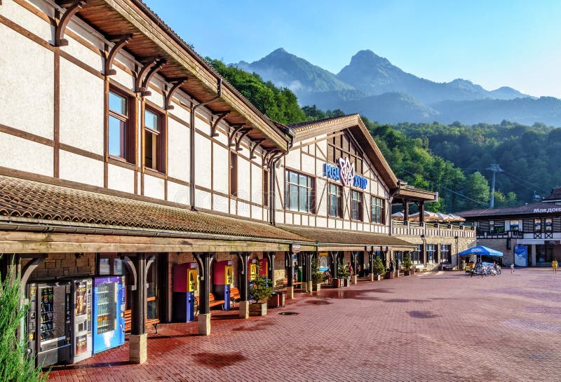 Sochi, Ρωσία - 30 Ιουλίου 2014: Όμορφο ηλιοβασίλεμα townscape του χιονοδρομικού κέντρου βουνών της Rosa Khutor που περιβάλλεται μ στοκ φωτογραφίες με δικαίωμα ελεύθερης χρήσης Sochi, Ρωσία - 30 Ιουλίου 2014: Όμορφο ηλιοβασίλεμα townscape του χιονοδρομικού κέντρου βουνών της Rosa Khutor που περιβάλλεται μ στοκ φωτογραφίες με δικαίωμα ελεύθερης χρήσης