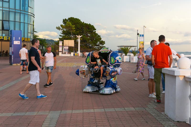 Sochi, Ρωσία - 14 Ιουλίου 2018: Exoskeleton έλξης στον περίπατο θάλασσας στοκ φωτογραφίες Sochi, Ρωσία - 14 Ιουλίου 2018: Exoskeleton έλξης στον περίπατο θάλασσας στοκ φωτογραφίες