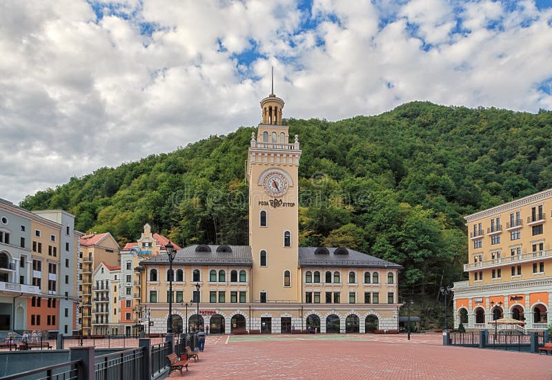 Soci, Russia - 8 agosto 2013: Bello townscape della località di soggiorno di montagna di Rosa Khutor circondata con la foresta de immagine stock Soci, Russia - 8 agosto 2013: Bello townscape della località di soggiorno di montagna di Rosa Khutor circondata con la foresta de immagine stock