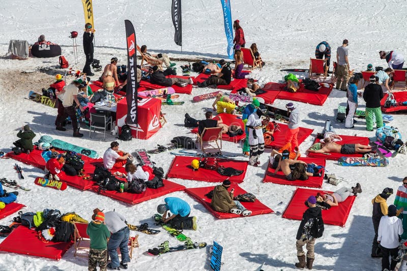 Soci, Russia - 25 marzo 2014: Il campo di Quiksilver NewStar è attività di sport e di spettacolo della montagna dell'inverno per fotografia stock libera da diritti Soci, Russia - 25 marzo 2014: Il campo di Quiksilver NewStar è attività di sport e di spettacolo della montagna dell'inverno per fotografia stock libera da diritti