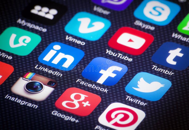 Social Media-Ikonen auf iPhone Schirm. stockbilder Social Media-Ikonen auf iPhone Schirm. stockbilder