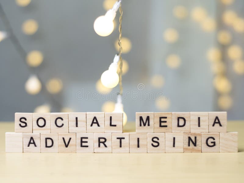 Social Media-Werbung, Motivgeschäfts-vermarktende Wörter zitiert Konzept