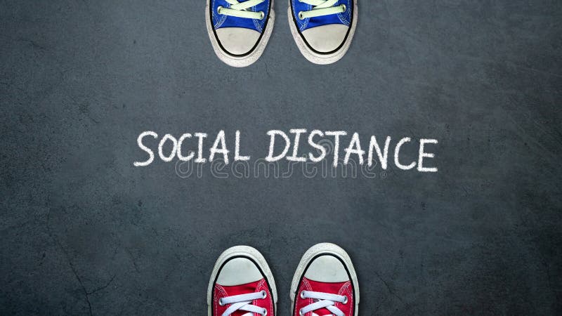 Sociale afstand. twee mensen blijven onderling verdeeld voor sociale afstanden die de fysieke ruimte tussen mensen vergroten