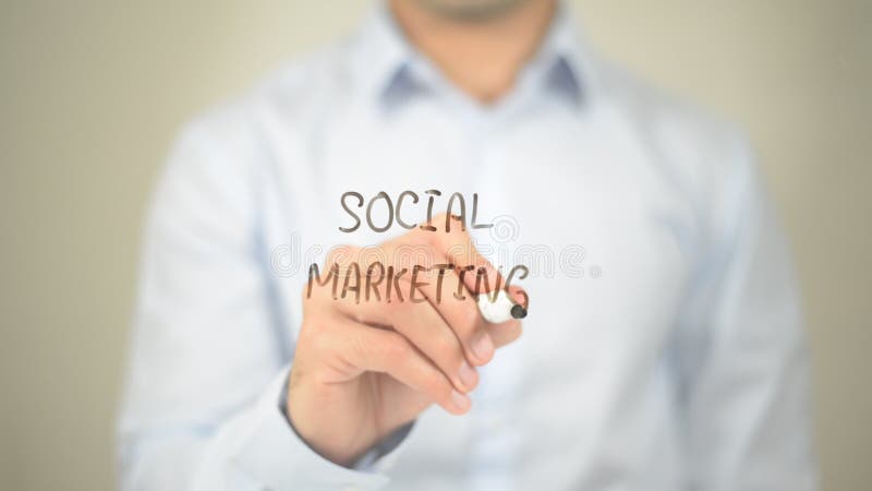 Sociale Marketing, Mens die op het Transparante Scherm schrijven royalty-vrije stock afbeelding Sociale Marketing, Mens die op het Transparante Scherm schrijven royalty-vrije stock afbeelding