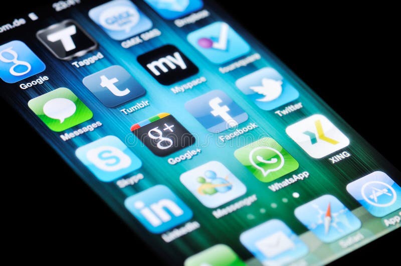 Sociale Media Apps op iPhone 4 van de Appel royalty-vrije stock foto Sociale Media Apps op iPhone 4 van de Appel royalty-vrije stock foto