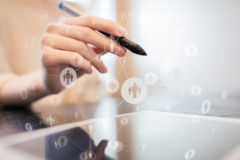 Sociale Media De pictogrammen van mensenrelaties op het virtuele scherm Internet en technologieconcept royalty-vrije stock foto Sociale Media De pictogrammen van mensenrelaties op het virtuele scherm Internet en technologieconcept royalty-vrije stock foto